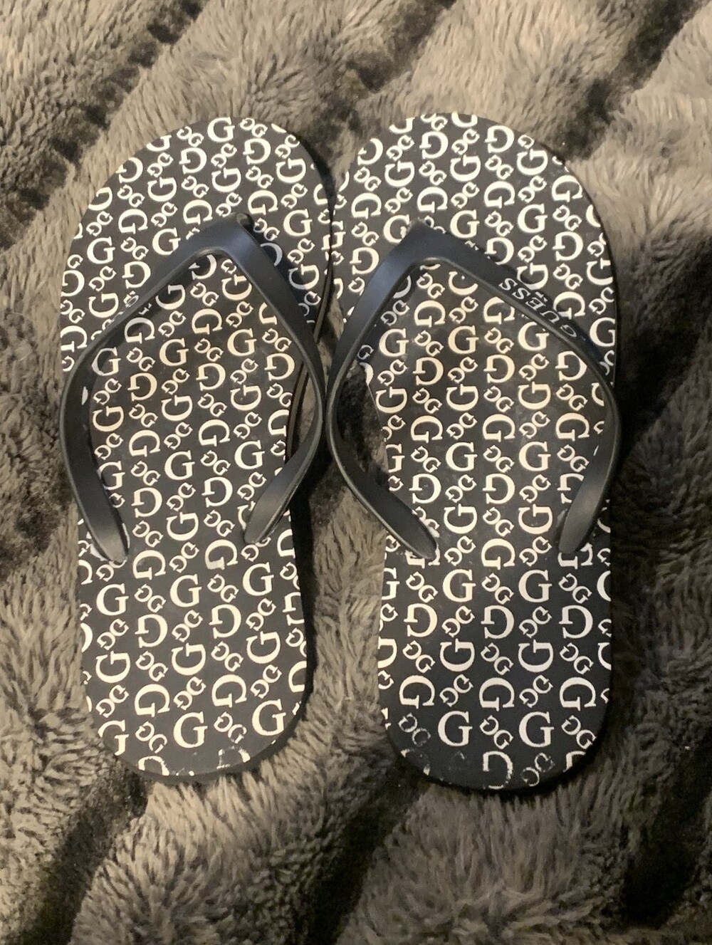 #732 NWOT Guess Pattern Black & White Flip Flop Sandals